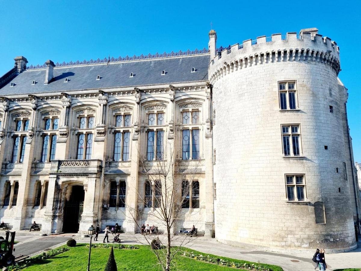 Face A L'Hotel De Ville Grand Et Lumineux Appartement Ангулем Екстер'єр фото